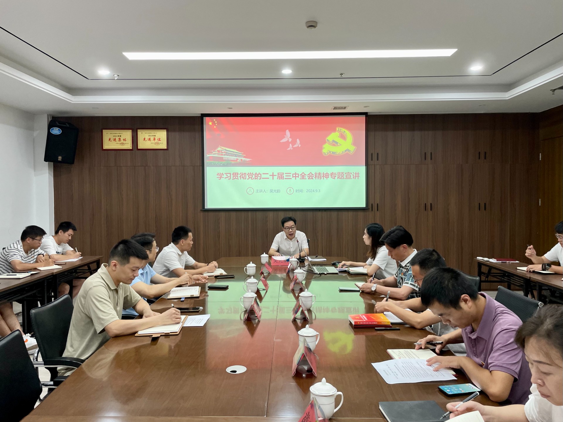 市交投集團(tuán)領(lǐng)導(dǎo)深入市交投物流集團(tuán)市交投勘察設(shè)計公司開展聯(lián)系點工作，葉嵐清拍攝1.jpg